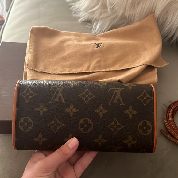 FLASH SALE! Louis Vuitton Crossbody - Picture 10 of 12